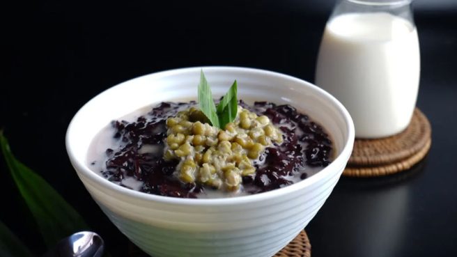 Rekomendasi kuliner bubur kacang ijo enak dan hits di Kota Bandung (Shutterstock).