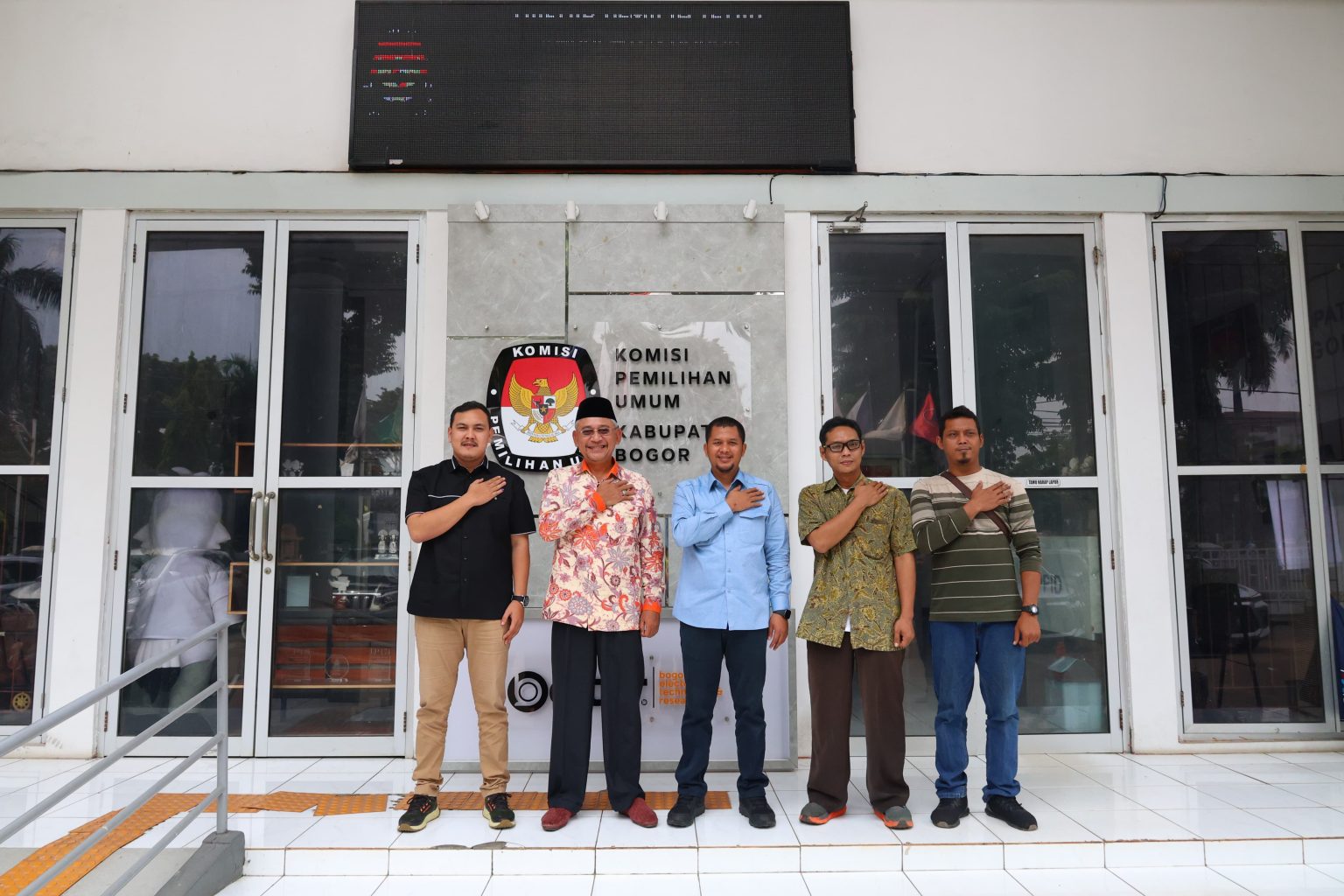 Wakil Ketua DPRD Provinsi Jawa Barat Achmad Ru'yat saat pemantauan perhitungan surat suara pemilu tahun 2024 di Kabupaten Bogor, yang bertempat di Kantor KPU Kabupaten Bogor.