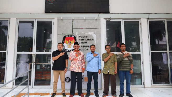 Wakil Ketua DPRD Provinsi Jawa Barat Achmad Ru'yat saat pemantauan perhitungan surat suara pemilu tahun 2024 di Kabupaten Bogor, yang bertempat di Kantor KPU Kabupaten Bogor.