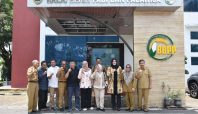 Wakil Ketua Komisi II DPRD Provinsi Jawa Barat Lina Ruslinawati saat melakukan kunjungan kerja ke UPTD Balai Pengembangan Benih Padi dan Palawija di Cihea, Kabupaten Cianjur mengenai kelangkaan beras (dokumentasi).