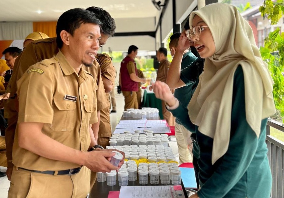 tes urine kepala sekolah