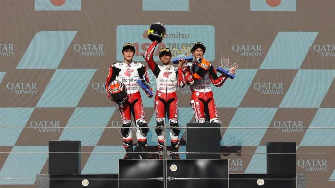 Pebalap Astra Honda Kiandra Ramadhipa (Tengah) berhasil meraih podium pertama pada race kedua di ajang Idemitsu Asia Talent Cup (IATC) 2024 seri pertama yang berlangsung Lusail International Circuit, Qatar (10/3) (Asia Talent Cup).