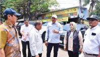 Anggota Komisi IV DPRD Jabar, Jajang Rohana (Putih Kanan) selepas sidak progres perbaikan Jalan di Jalan R.A. Kartini, Kota Bekasi (DPRD Kota Bekasi).