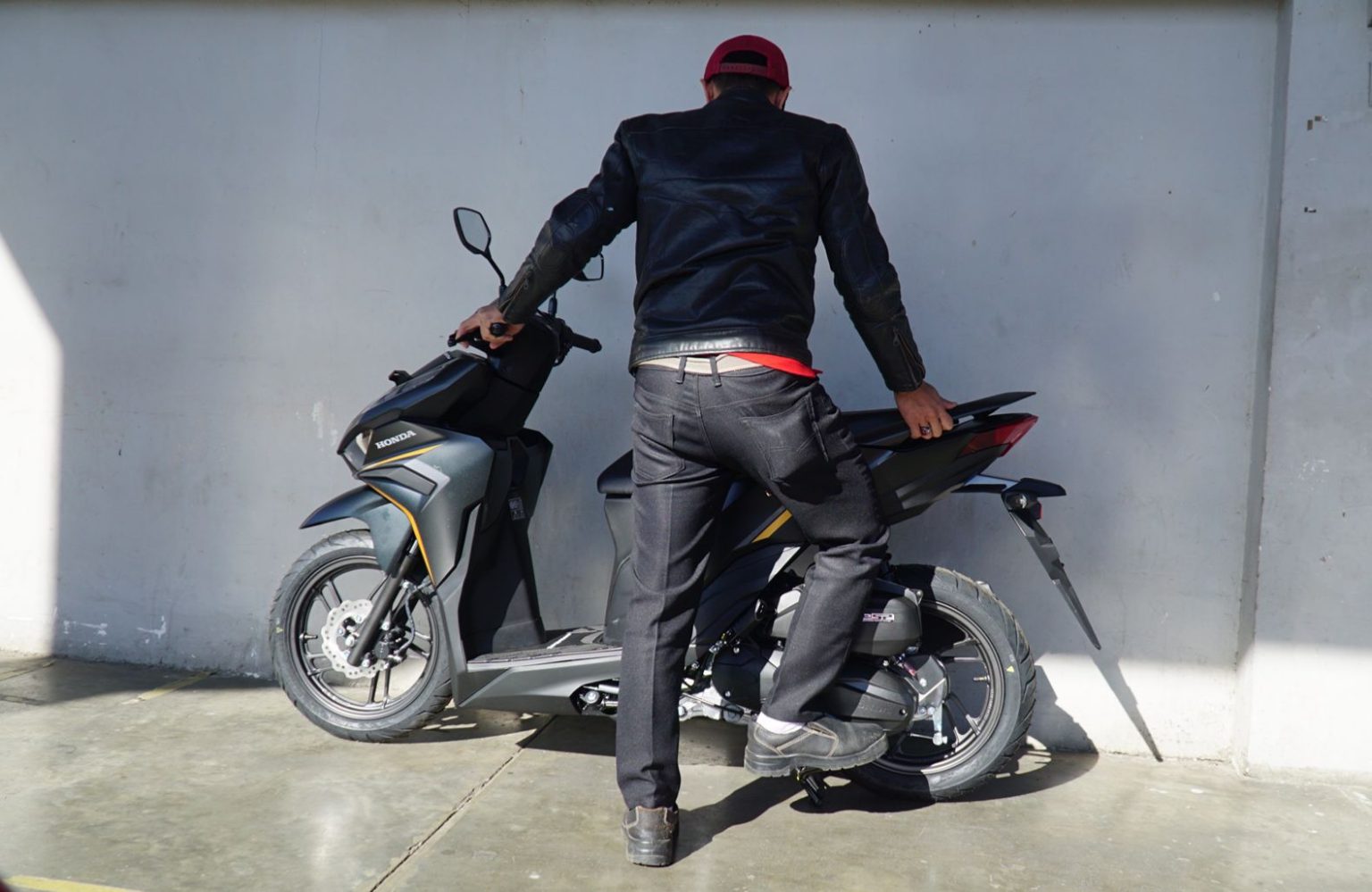 Cara Aman Menurunkan Standar Tengah Sepeda Motor (dok Honda).