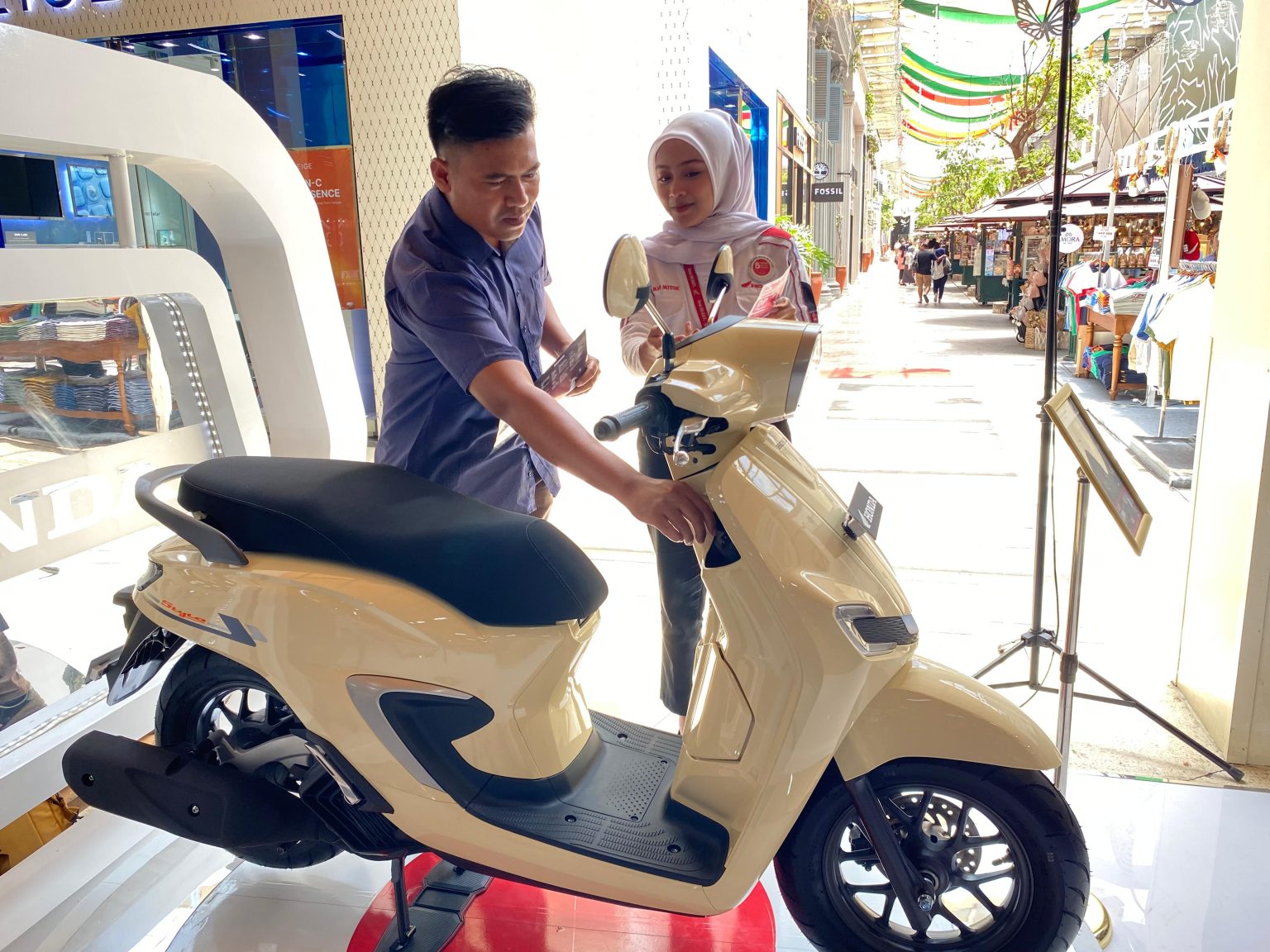 Frontline People Honda sedang menjelaskan fitur-fitur unggulana pada New Honda Stylo 160 di acara Honda Ramadhan Exhibition di Paris Van Java Mall, Bandung (dok Honda