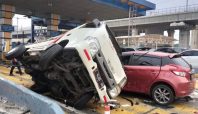 Kecelakaan beruntun yang terjadi di GT Halim Utara arah Bekasi menuju Jakarta (Instagram TMCPoldaMetro).
