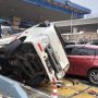 Kecelakaan beruntun yang terjadi di GT Halim Utara arah Bekasi menuju Jakarta (Instagram TMCPoldaMetro).
