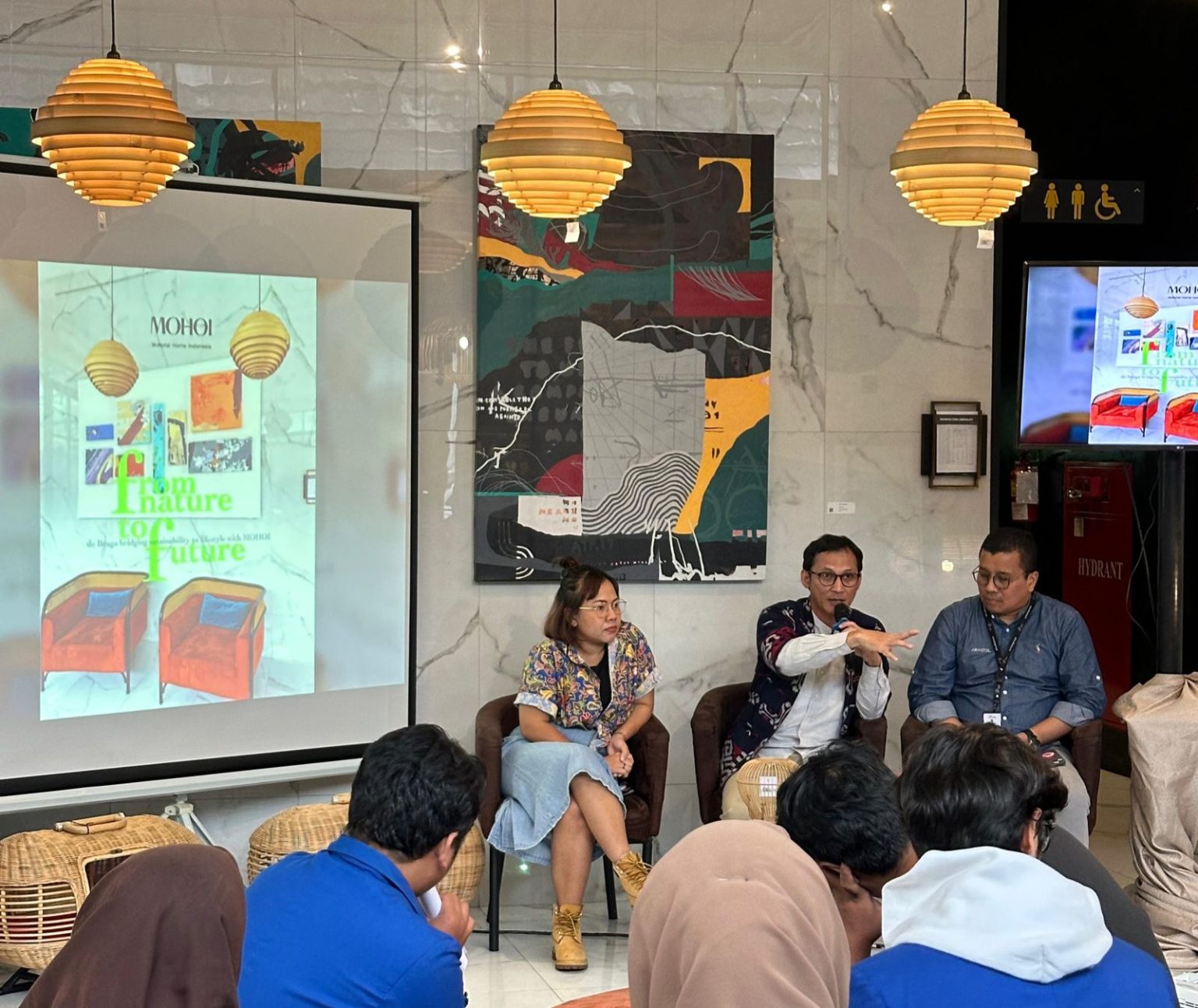 de Braga by ARTOTEL menggandeng MOHOI dalam pameran karya seni (de Braga).