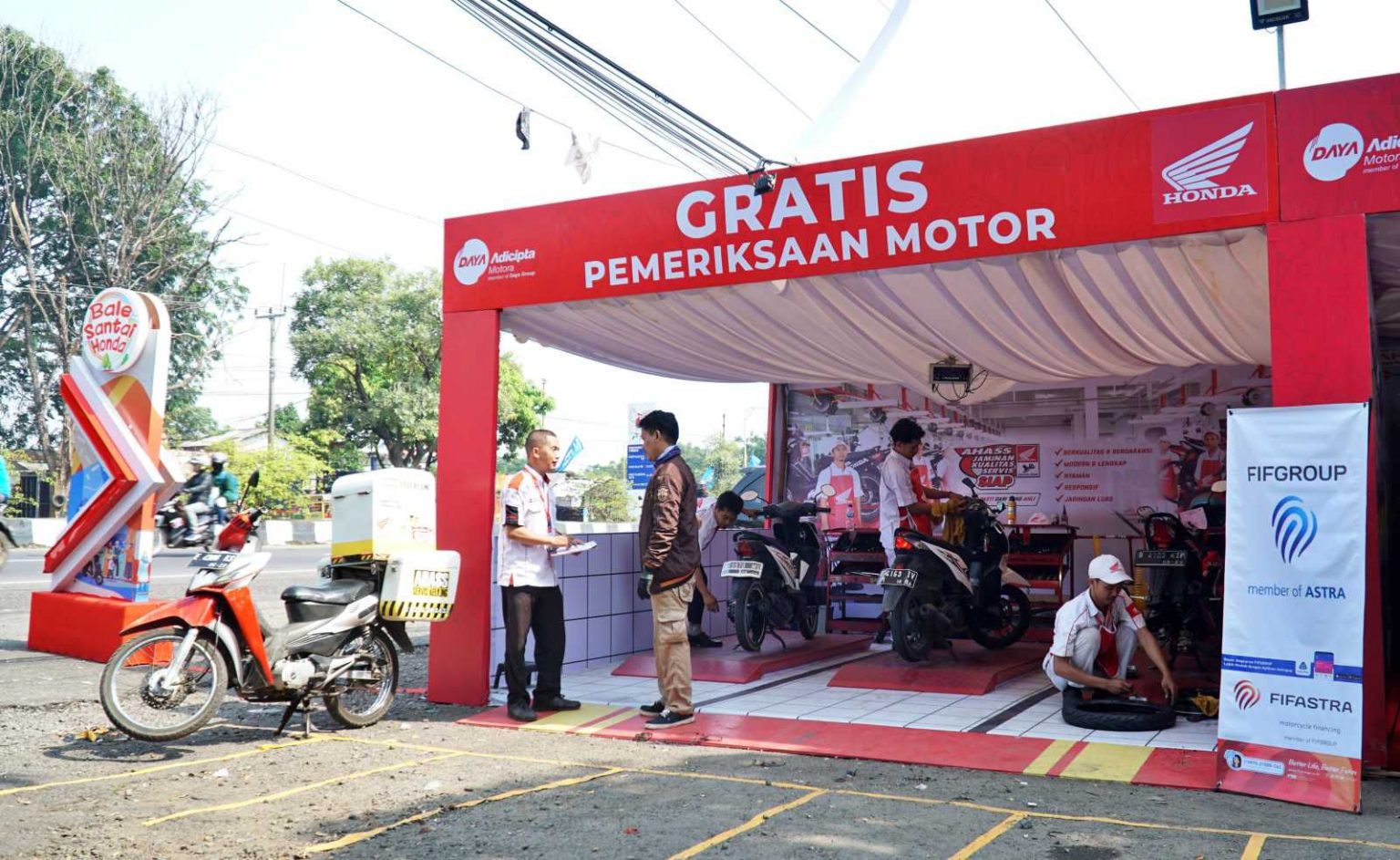Para pemudik yang memanfaatkan pelayanan pengecekan sepeda motor Honda di Posko Mudik Bale Santai Honda (BSH 2023).