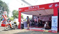 Para pemudik yang memanfaatkan pelayanan pengecekan sepeda motor Honda di Posko Mudik Bale Santai Honda (BSH 2023).