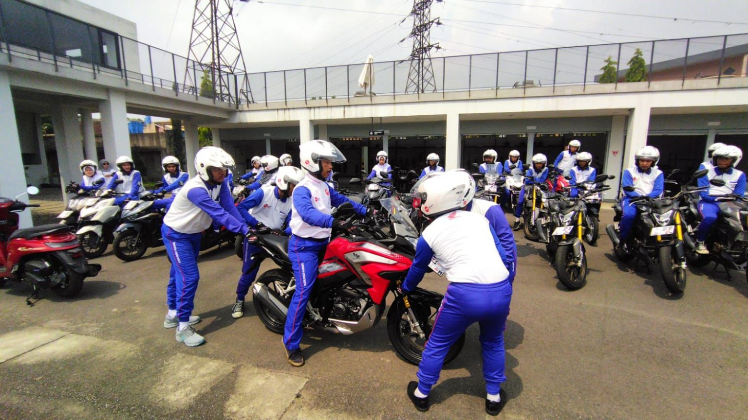 DAM Gelar Pelatihan Safety Riding untuk SMK Negeri 4 Tasikmalaya (dok Honda).