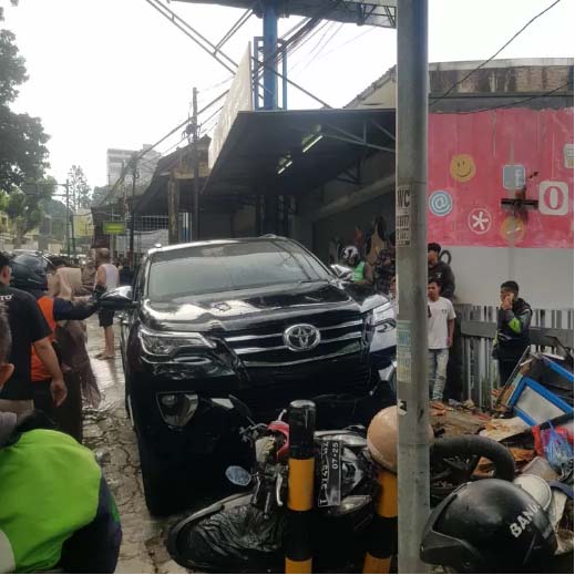 Kecelakaan beruntun mobil Toyota Fortuner dengan 2 motor dan gerobak mie ayam di Jalan Setiabudi Bandung (gorajuara).