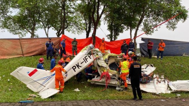 Kecelakaan pesawat latih PK-IFP di BSD menewaskan 3 orang (humas.polri).