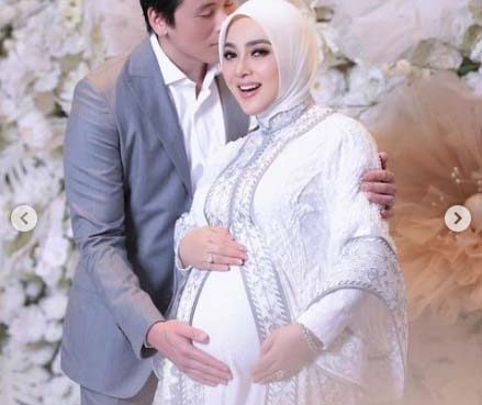 Syahrini dan Reino Barack umumkan kehamilannya ke 7 bulan (Instagram @princessyahrini).