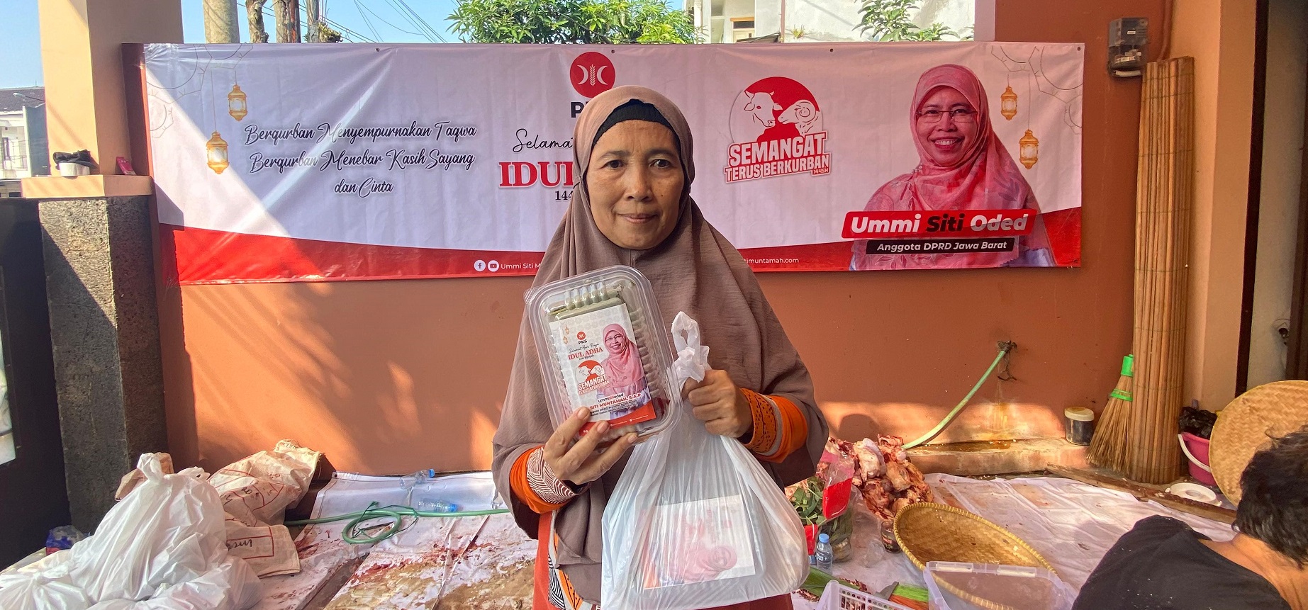 Siti Muntamah berbagi daging kurban