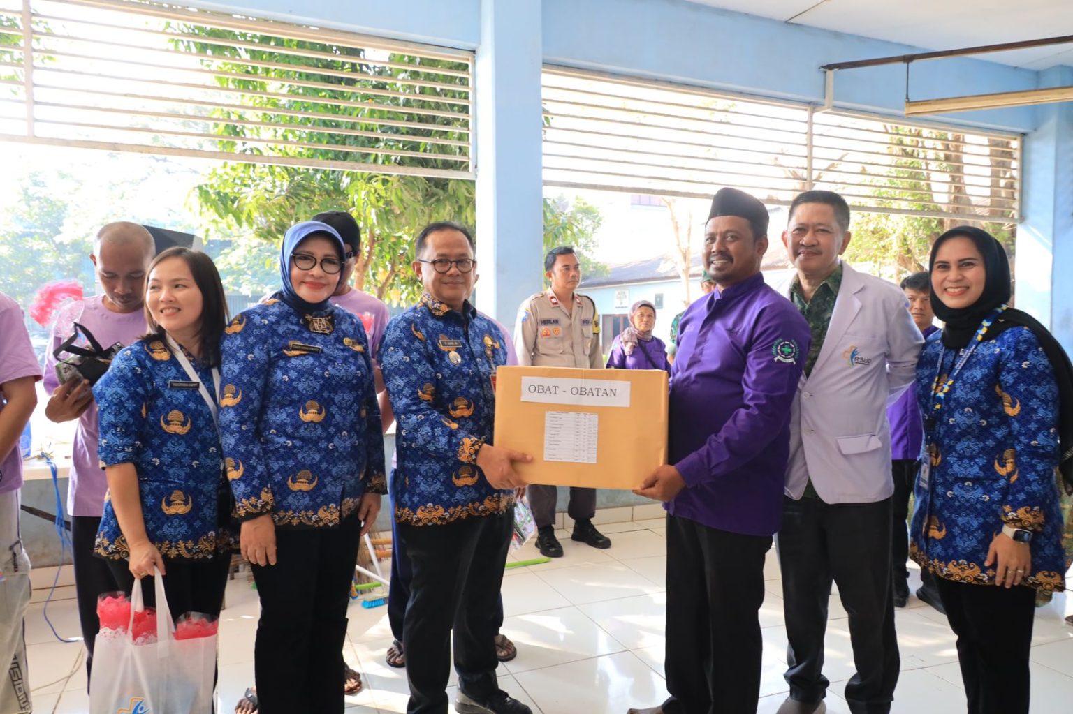 Peduli ODGJ, Pj. Wali Kota Bekasi Beri Bantuan Sembako dan Pemeriksaan dan OBat-Obatan Gratis (dok pemkotbekasi).