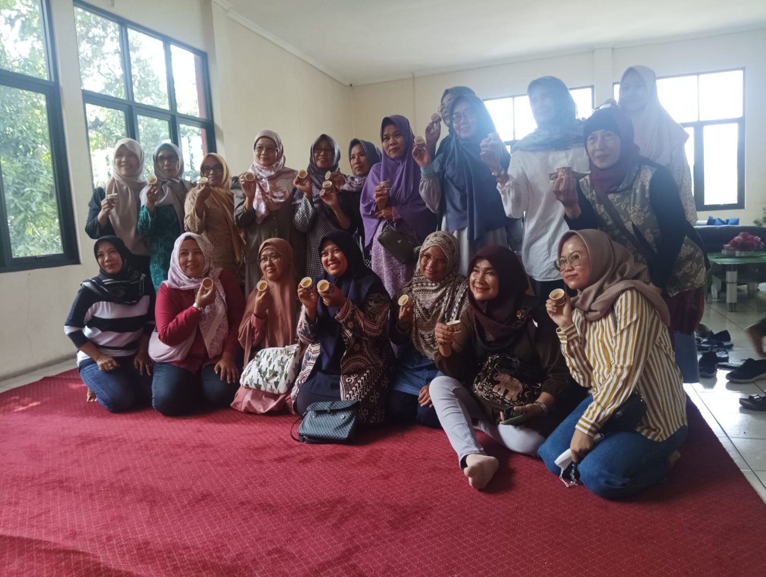 Weny Wendiarti Kader RW 15 Kelurahan Kalijaga Kota Cirebon memberikan edukasi limbah minyak jelantah menjadi sabun cuci baju (Rizki Prolitenews).