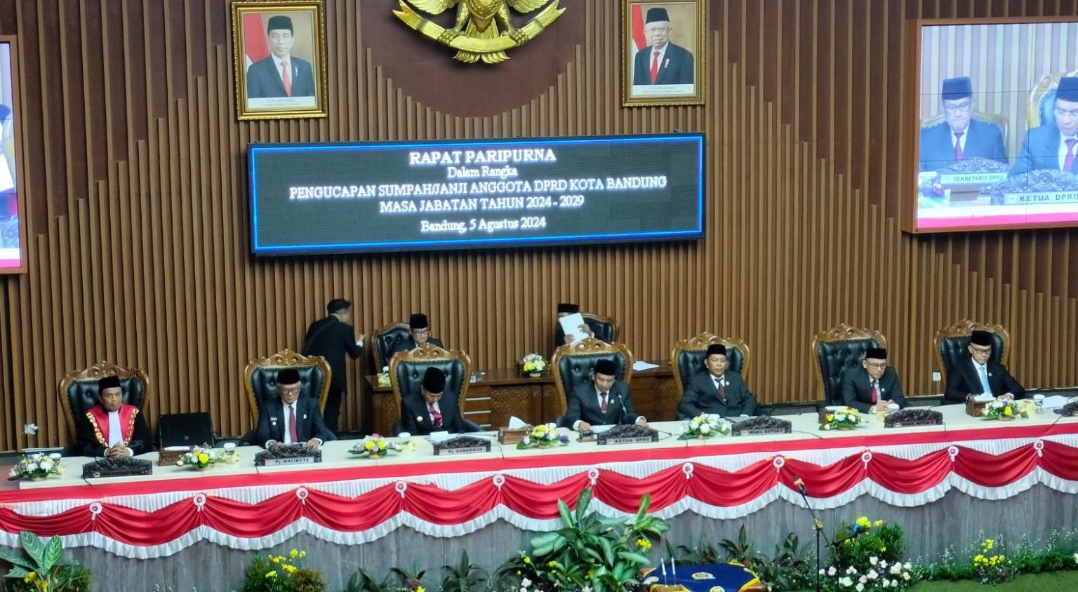 50 anggota dprd kota bandung di lantik