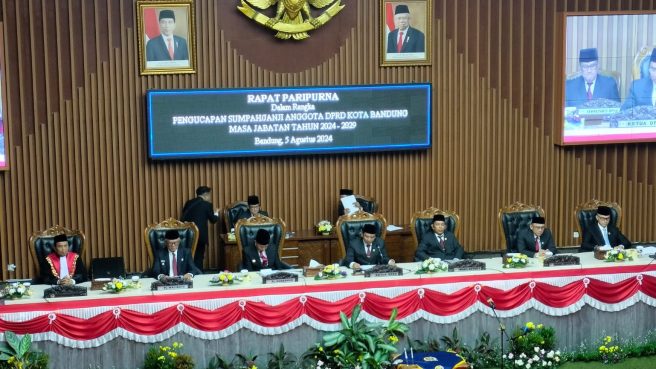 50 anggota dprd kota bandung di lantik