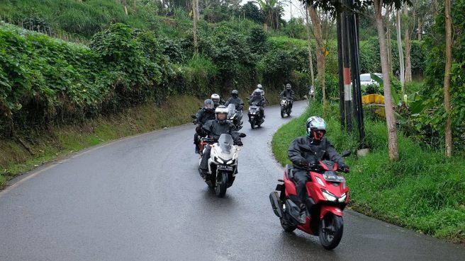 Bahaya Jika Merokok Sambil Berkendara Sepeda Motor (dok Honda).