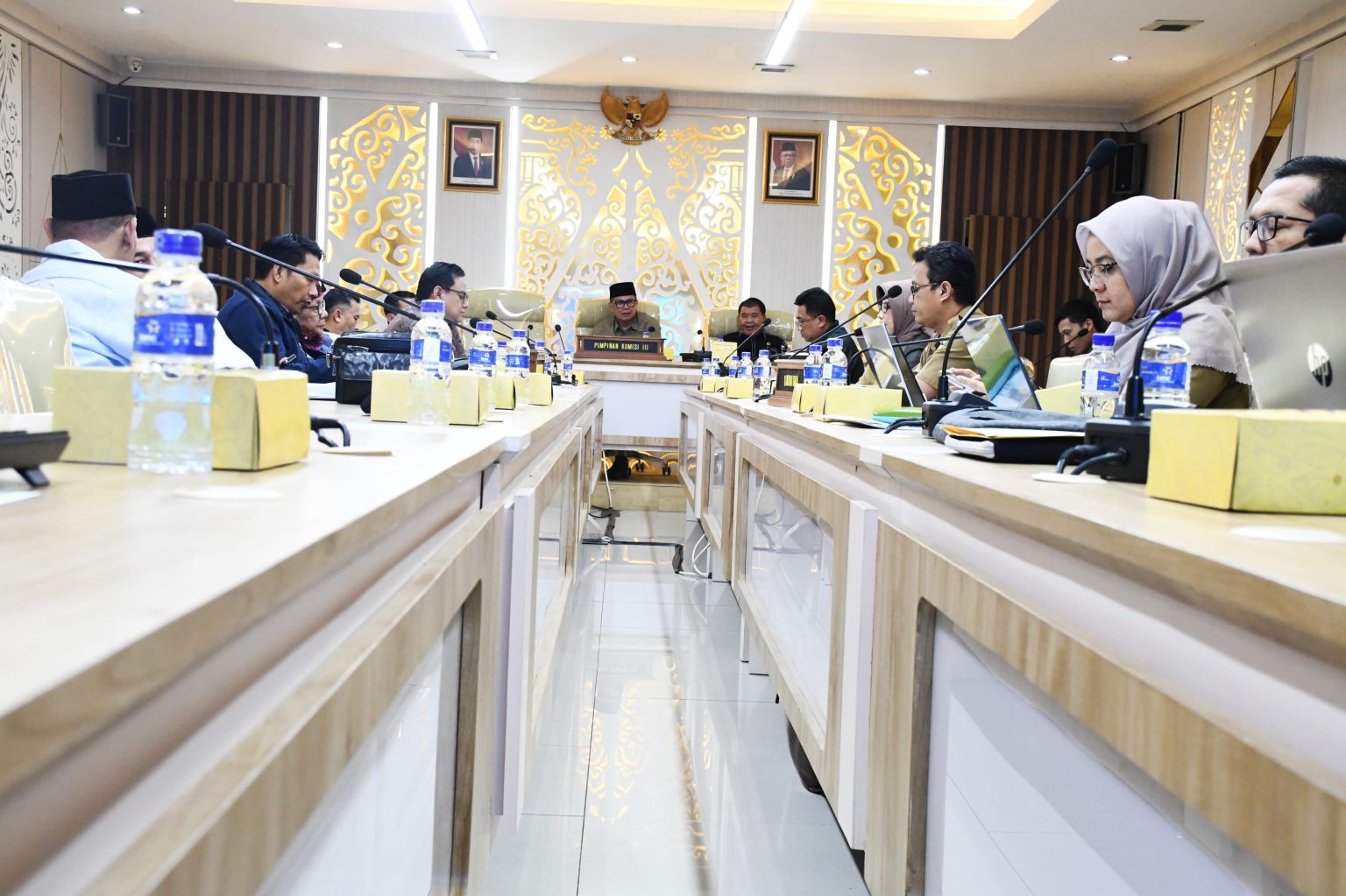 Wakil Ketua Komisi III DPRD Provinsi Jawa Barat Sugianto Nanggolah saat Rapat Kerja (Raker) pembahasan rancangan perubahan Kebijakan Umum Anggaran (KUA) dan Prioritas Plafon Anggaran (PPAS) Tahun Anggaran atau TA 2024, Kota Bandung, Senin (5/8/2024) (dok DPRD Jabar).