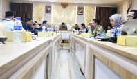 Wakil Ketua Komisi III DPRD Provinsi Jawa Barat Sugianto Nanggolah saat Rapat Kerja (Raker) pembahasan rancangan perubahan Kebijakan Umum Anggaran (KUA) dan Prioritas Plafon Anggaran (PPAS) Tahun Anggaran atau TA 2024, Kota Bandung, Senin (5/8/2024) (dok DPRD Jabar).