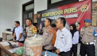 Kapolrestabes Bandung, Kombes Pol Budi Sartono saat menghadirkan dua tersangka penganiayaan pada anak usia 14 bulan (Tribun Jabar).