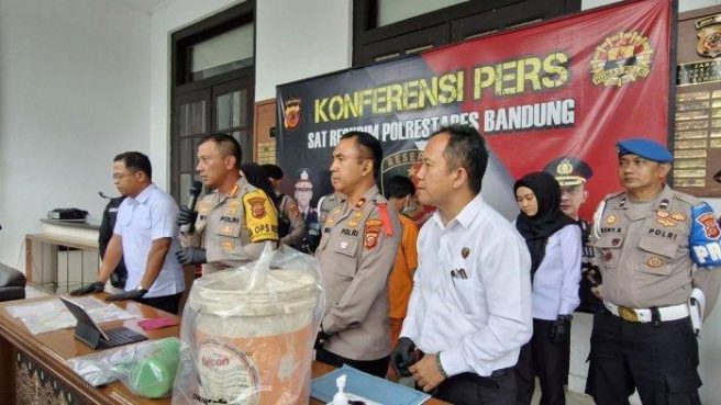 Kapolrestabes Bandung, Kombes Pol Budi Sartono saat menghadirkan dua tersangka penganiayaan pada anak usia 14 bulan (Tribun Jabar).