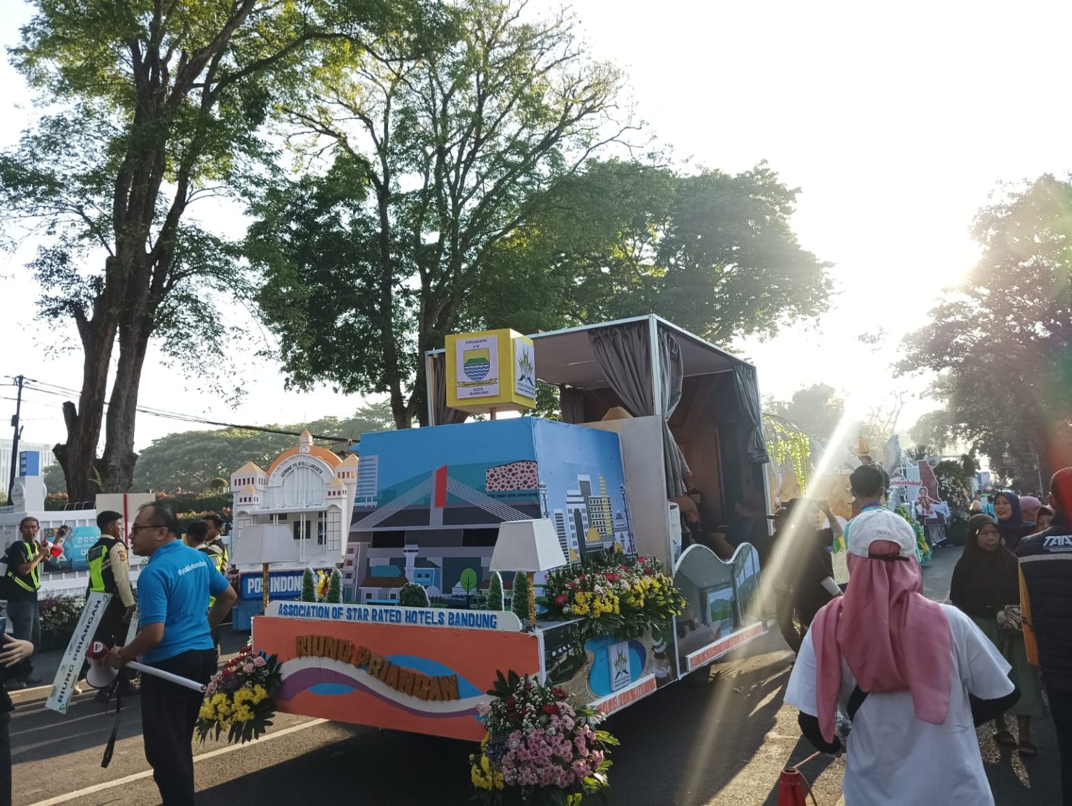 Pawai Kendaraan Hias memeriahkan HJKB ke-214 (Rizki Prolitenews.com).
