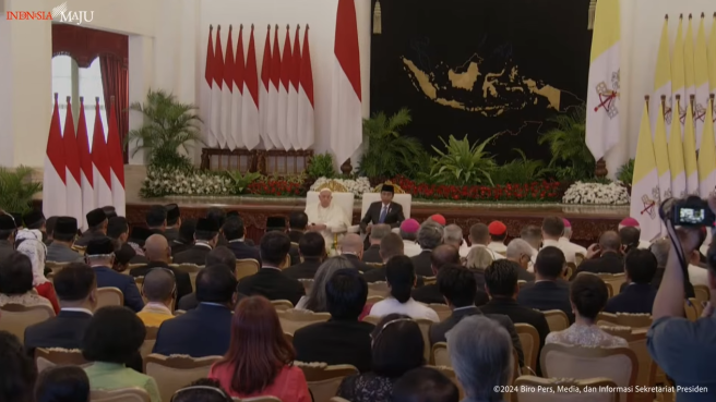 Presiden RI Joko Widodo bersama dengan Paus Fransiskus, Kominfo mengumumkan bahwasannya untuk azan Magrib untuk sementara di berlakukan secara running text (Biro Pers Media dan Informasi Sekretariat Presiden).