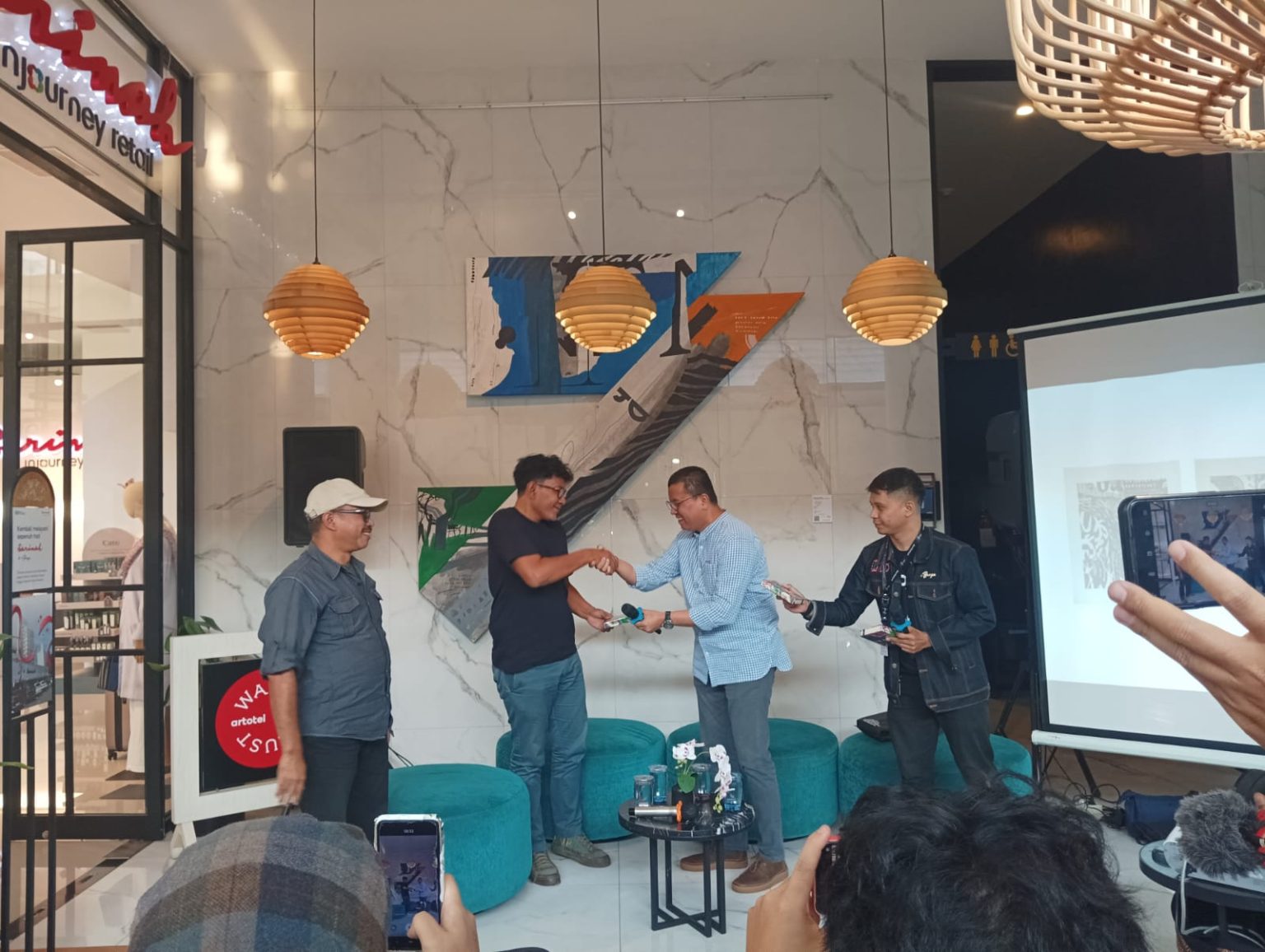 Reza Farhan selaku GM de Braga by ARTOTEL meresmikan pembukaan karya seni Rangga Maulana Koto (Rizki Prolitenews.com).