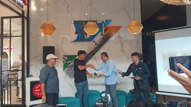 Reza Farhan selaku GM de Braga by ARTOTEL meresmikan pembukaan karya seni Rangga Maulana Koto (Rizki Prolitenews.com).