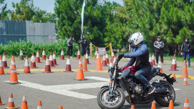 Tips Aman Berkendara Sepeda Motor di Jalan Sempit, Tetap Waspada dan #Cari_Aman (dok Honda).