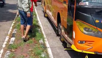 konvoi bus telolet di jalur alternatif GBLA dan AL JABBAR (Prolitenews.com).