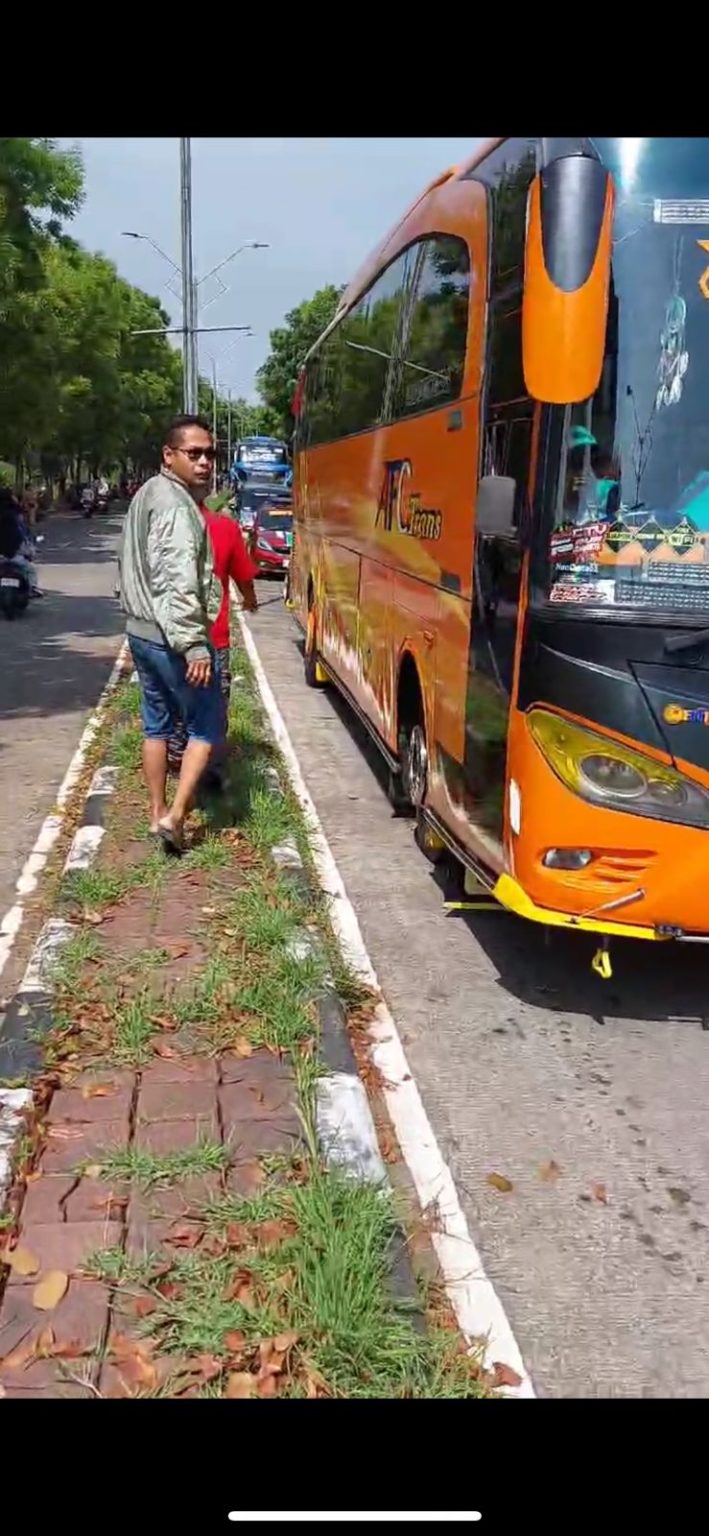 konvoi bus telolet di jalur alternatif GBLA dan AL JABBAR (Prolitenews.com).