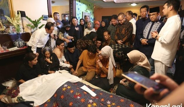 Kabar duka menyelimuti keluarga Ikang Fawzi. Marissa Haque meninggal dunia (Kapanlagi.com)