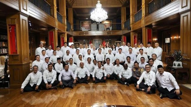 Mayor Teddy masuk dalam foto jajaran para calon menteri kabinet Presiden terpilih Prabowo Subianto (Instagram Yusril).