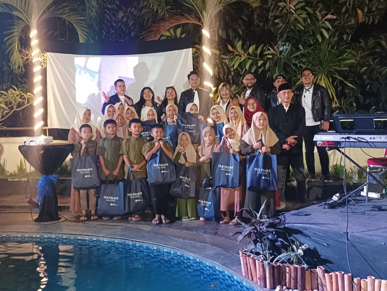 Seluruh jajaran Vue Palace ARTOTEL Curated Bandung usai memberikan santunan ke anak-anak dari Rumah Yatim Muhammadiyah di acara anniversary ke-21 (Rizki Prolitenews.com).