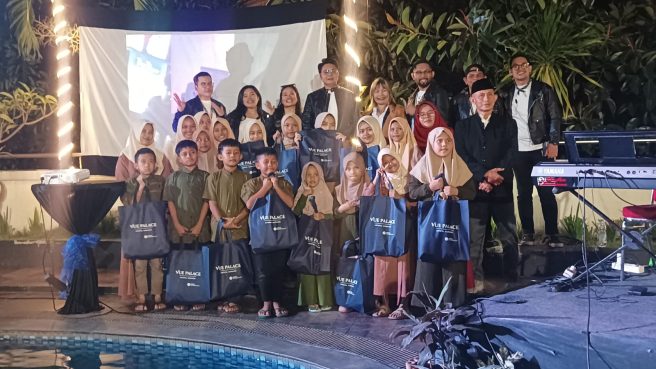 Seluruh jajaran Vue Palace ARTOTEL Curated Bandung usai memberikan santunan ke anak-anak dari Rumah Yatim Muhammadiyah di acara anniversary ke-21 (Rizki Prolitenews.com).