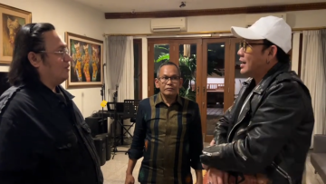 Denny Sumargo Datangi Rumah Farhat Abbas usai Ditantang ingin Dihajar. (TikTok @dennysumargoreal).