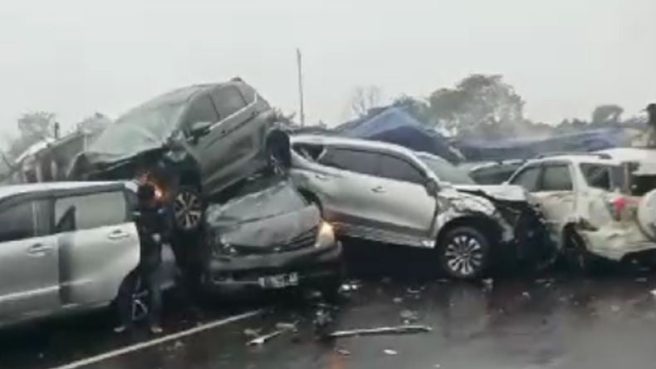 Kecelakaan Beruntun di Tol Cipularang Km 92 (Twitter).