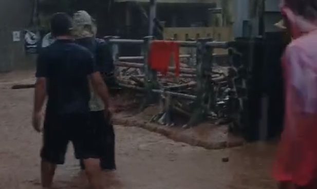 Banjir di Daerah Margana Kelurahan Padasuka Kecamatan Cimenyan Kabupaten Bandung (video amatir warga).