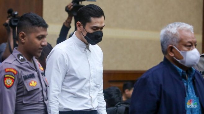 Harvey Moeis di tuntut 12 tahun penjara serta ganti rugi Rp 210 miliar (CNBC Indonesia).