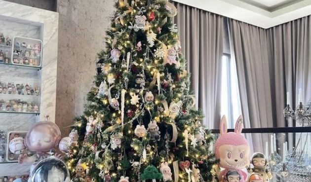 Pohon Natal Setinggi 1 Meter Milik Lisa Blackpink Dihiasi Boneka Labubu (Instagram @chitthipbruschweiler).