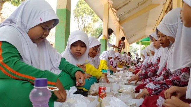 Program makan bergizi gratis yang di lakukan Presiden Prabowo Subianto masih menunggu anggaran (Tribunjabar.id).