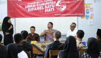 General Manager Corporate Communiation AHM Ahmad Muhibbuddin (Kanan) bersama Ketua LPPM UIN Sunan Kalijaga Yogyakarta Dr. Abdul Qoyum, S.E.I., M.Sc.Fin. (Kiri) dan Pendiri Komunitas Difabel Selobendo M. Beni Sasongko (tengah) berdiskusi dengan para peserta (UMKM) Komunitas Difabel Satu Hati yang digelar di Padukuhan Selobendo, Magelang, Jawa Tengah (dok Honda)