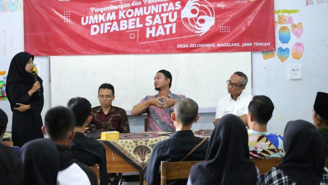 General Manager Corporate Communiation AHM Ahmad Muhibbuddin (Kanan) bersama Ketua LPPM UIN Sunan Kalijaga Yogyakarta Dr. Abdul Qoyum, S.E.I., M.Sc.Fin. (Kiri) dan Pendiri Komunitas Difabel Selobendo M. Beni Sasongko (tengah) berdiskusi dengan para peserta (UMKM) Komunitas Difabel Satu Hati yang digelar di Padukuhan Selobendo, Magelang, Jawa Tengah (dok Honda)