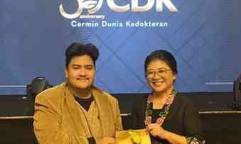 Pemberian penghargaan CDK oleh dr. Artati, Head Medical PT Kalbe Farma.