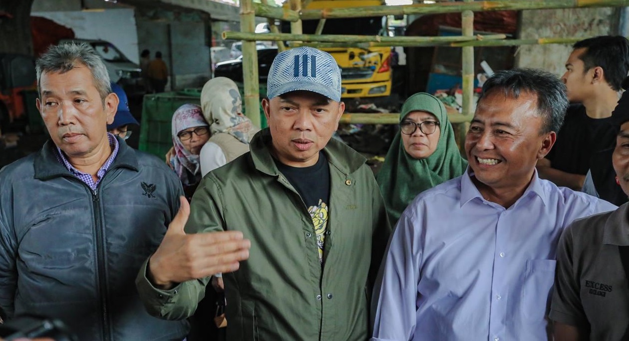 Pj Wali Kota Bandung, A. Koswara, bersama Sekda Provinsi Jawa Barat, Herman Suryatman, meninjau langsung ke lokasi penataan flyover Mochtar Kusumaatmadja.