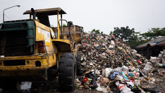 sampah di Pasar Caringin